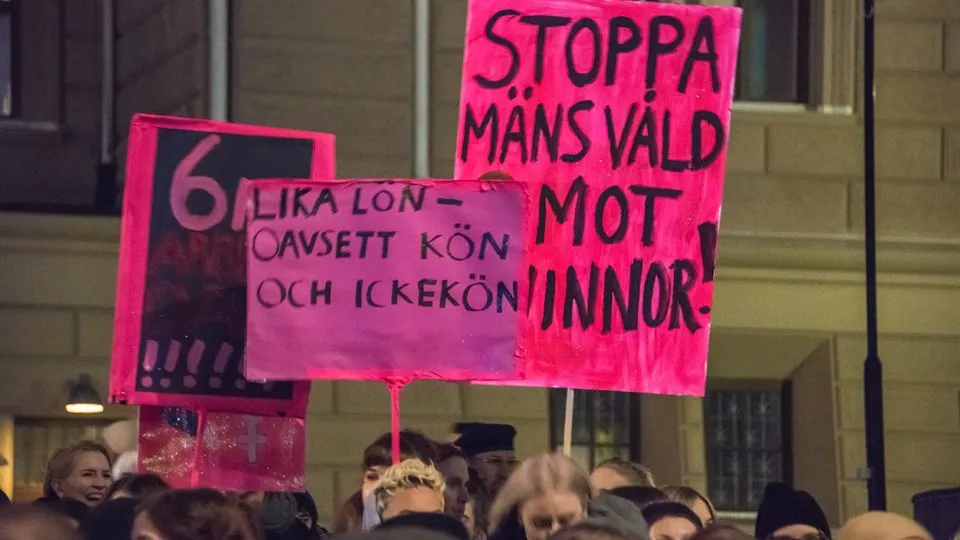 Rosa skyltar om jämställdhet/feminism