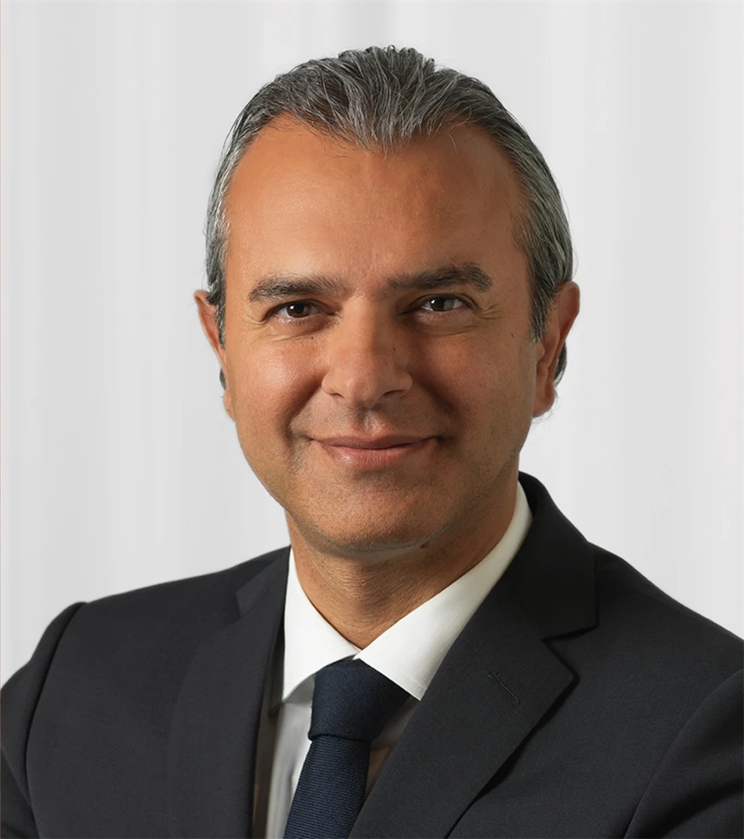 en man ler och tittar in i kameran