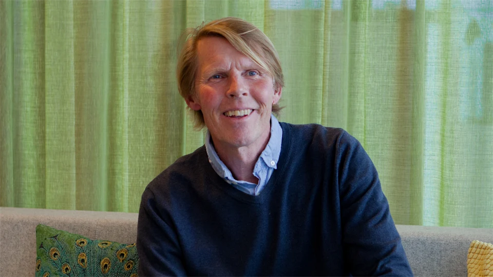 A man is sittning in a sofa