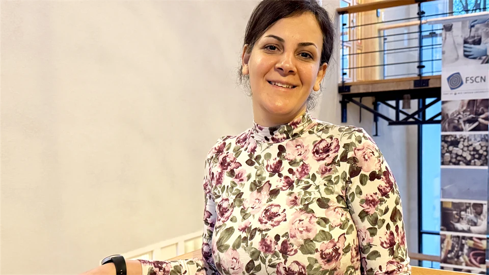 Porträtt på kvinna i blommig tröja 