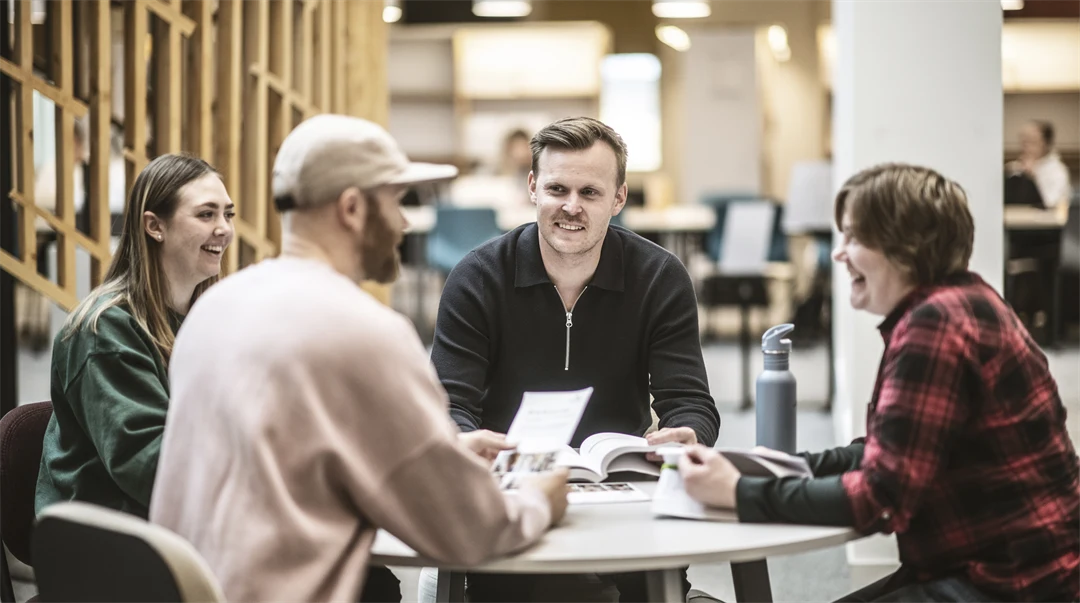 Studenter i campusmiljö.