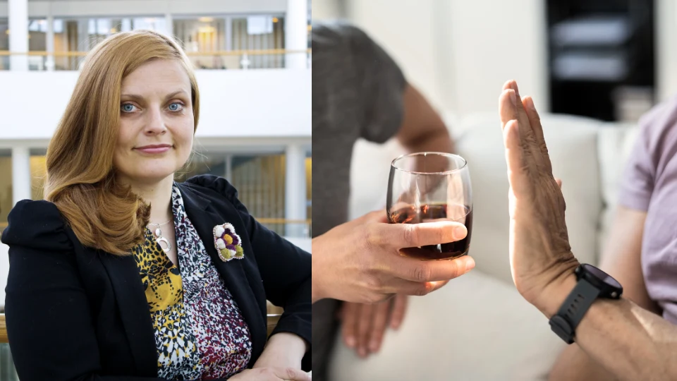 Kvinnlig forskare står framför interiör på universitetet