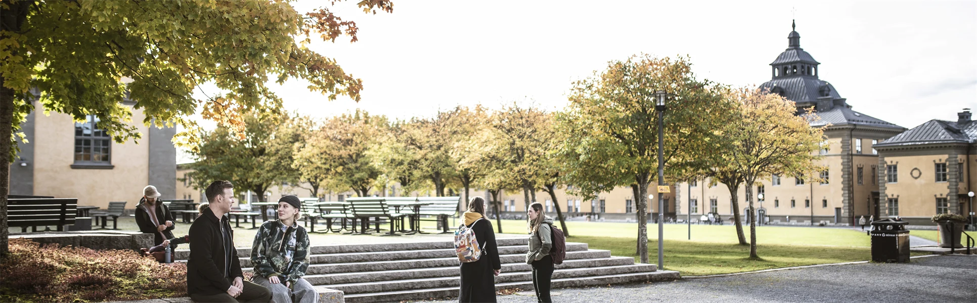 Studenter utanför Campus Östersund