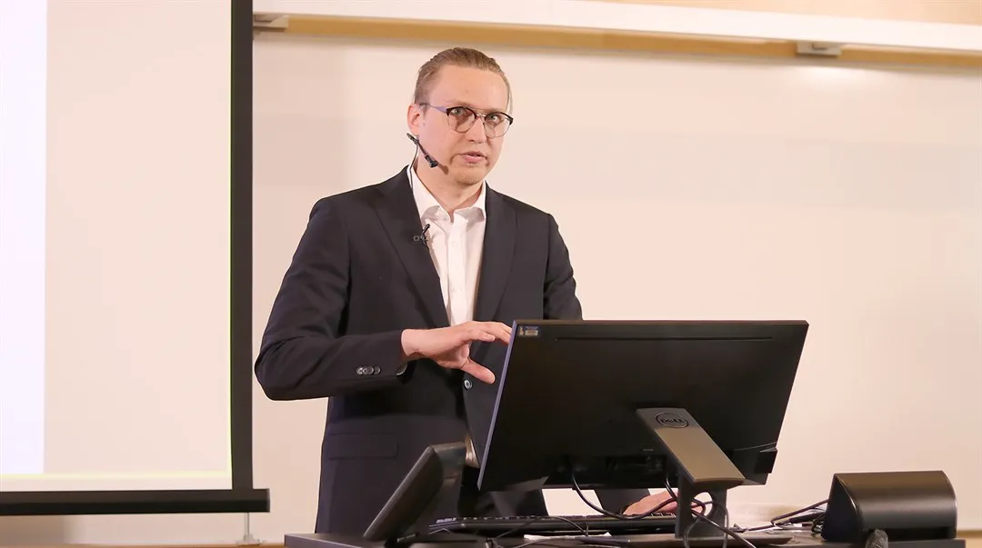 Dr. Elijs Dima presents his thesis.