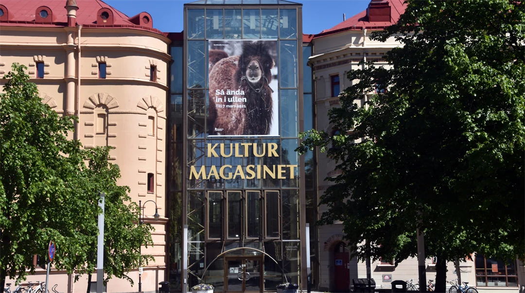Fasaden på Kulturmagasinet i Sundsvall, två byggnader med ett atrium i glas mellan. 