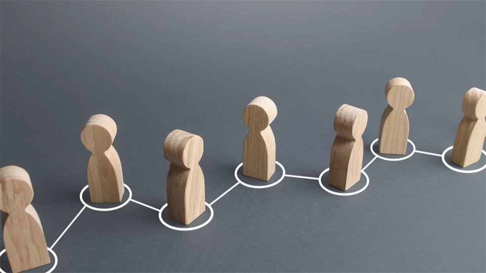 Kedja av personer sammanlänkande av en linje