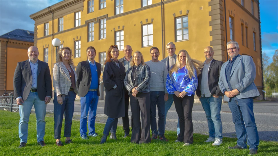 Människor framför en byggnad.