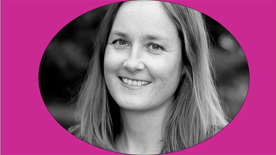 Svartvitt foto av en kvinna mot rosa bakgrund.