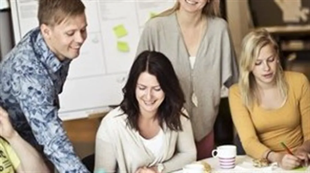 Människor i kontorsmiljö