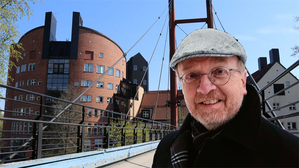 en man med keps framför en byggnad, montage