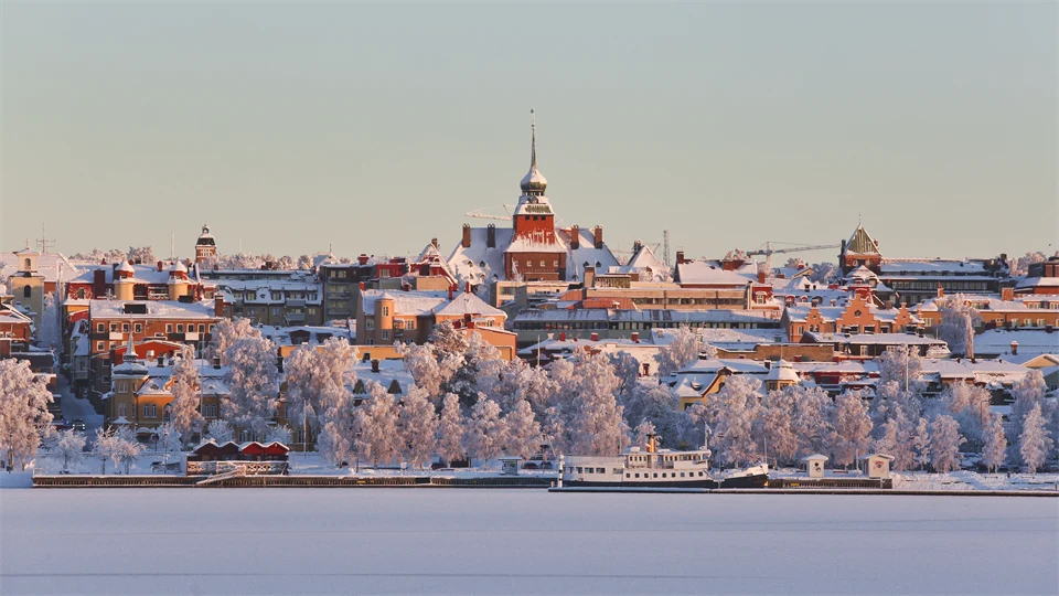 Vintervy över Östersund med Rådhuset i fokus