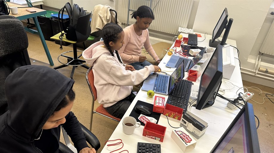 SAO-jobbarna Ini, Hermela och Zuhuy lär sig Makey Makey inför nästa grupp fritidselever.