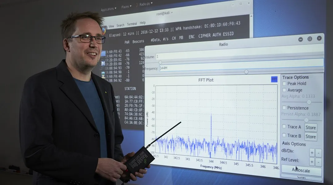 Man står framför en skärm som visar ett frekvensdiagram.