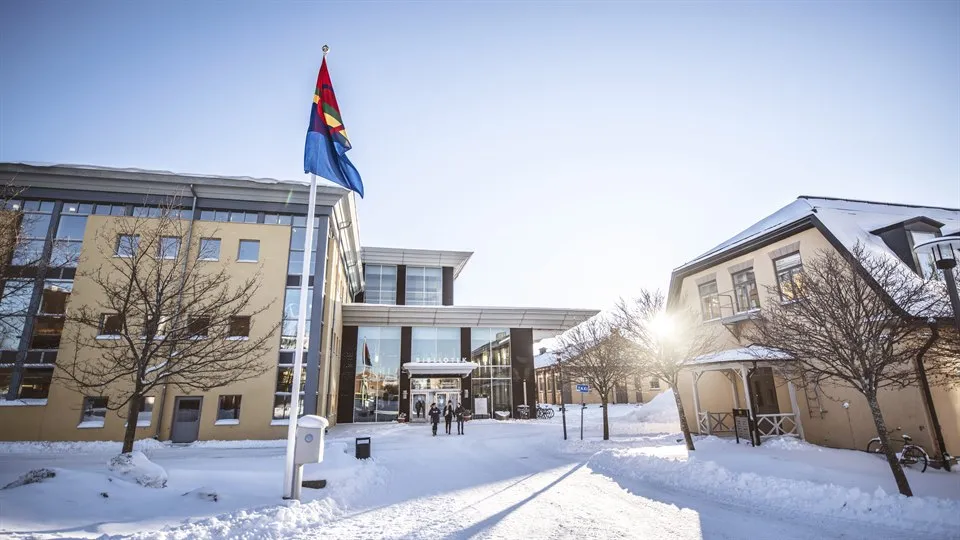 Campus Östersund med samiska flaggan 