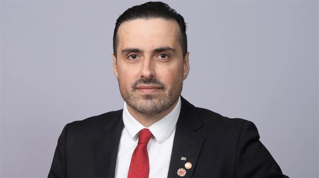 En man tittar in i kameran.