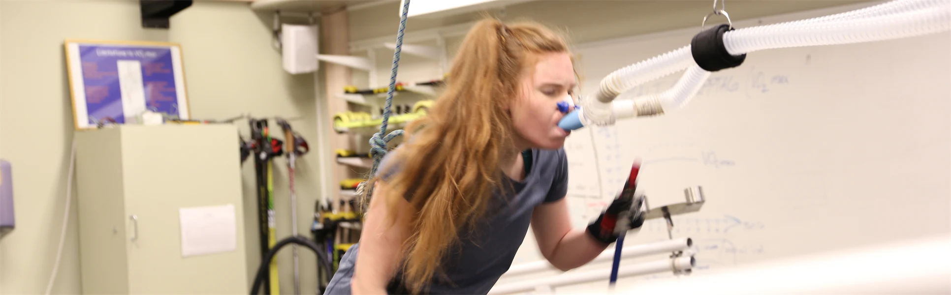 VO2max-test med Petra Holmbom, student på Idrottsvetenskapligt program. Testledare Hampus Lindblom