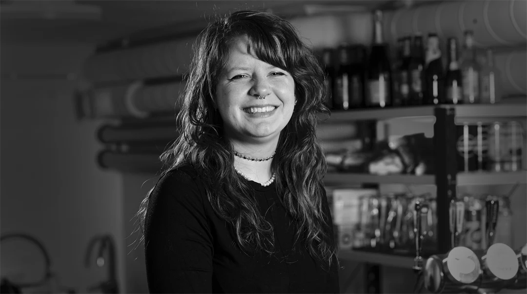 Svartvitt foto av en leende kvinna