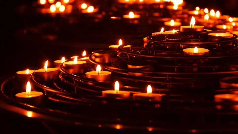 Ljuslågor, ljusbärare med brinnande värmeljus, ljus, tänd, lågor