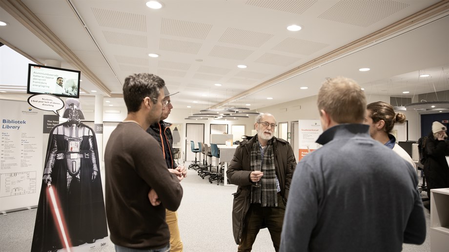 Samtal under spikningsceremonin.