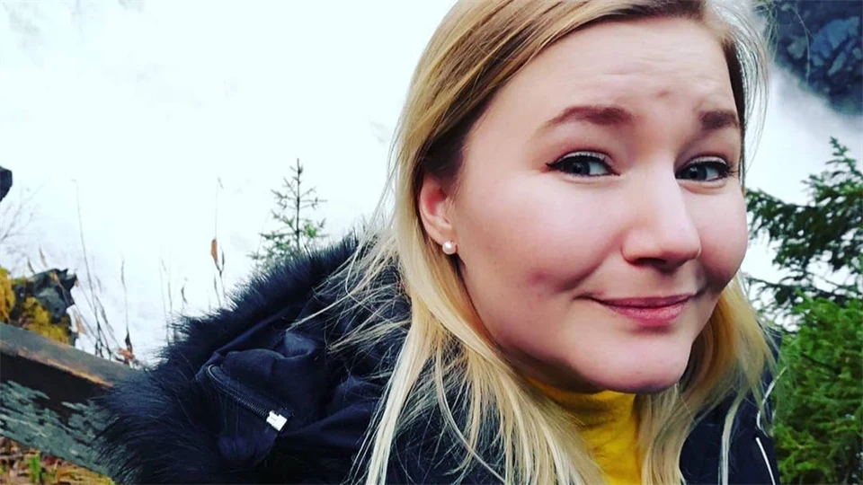 Porträttfoto av en kvinna med långt blont hår