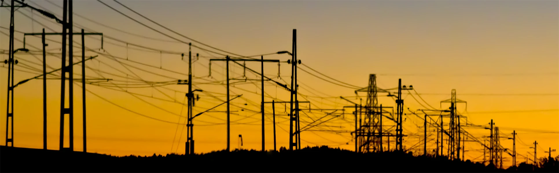 Elnätverk i solnedgång