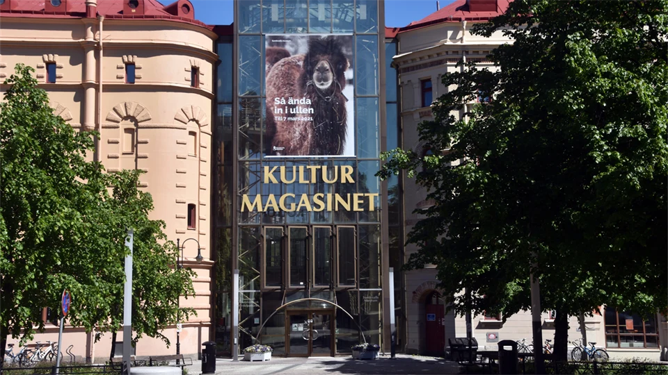 Fasaden på Kulturmagasinet i Sundsvall, två byggnader med ett atrium i glas mellan. 