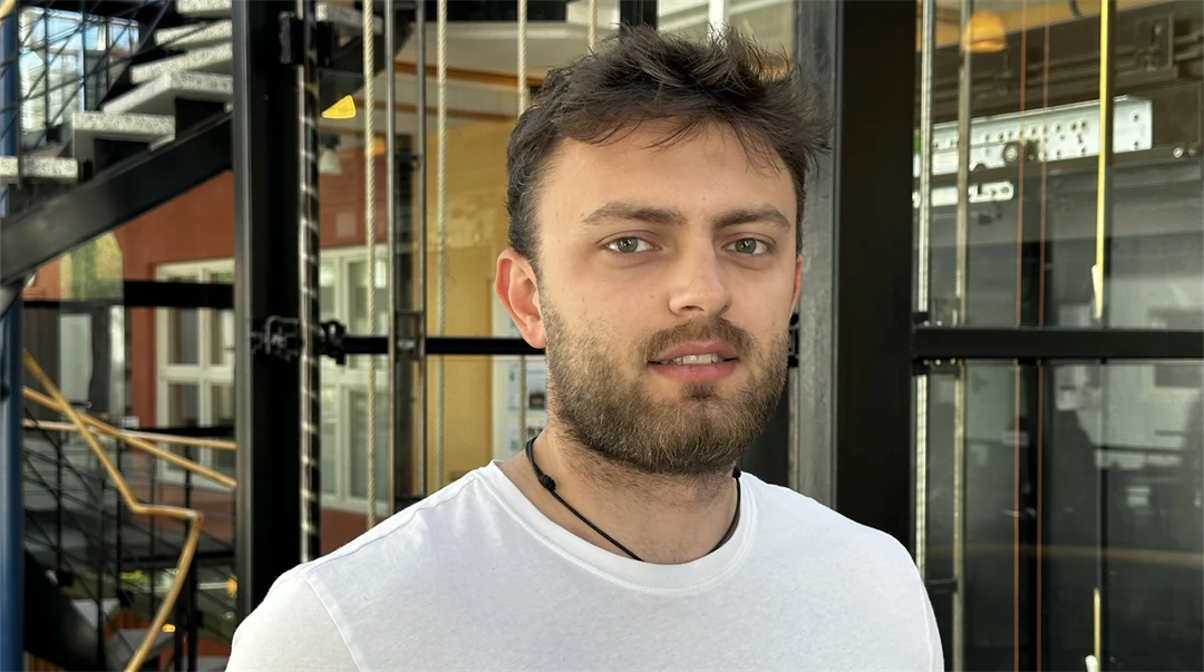 En man men mörkt hår och vit tshirt