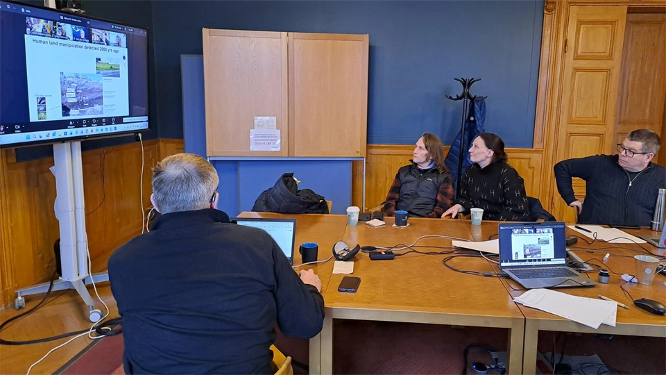 En grupp människor runt ett konferensbord.