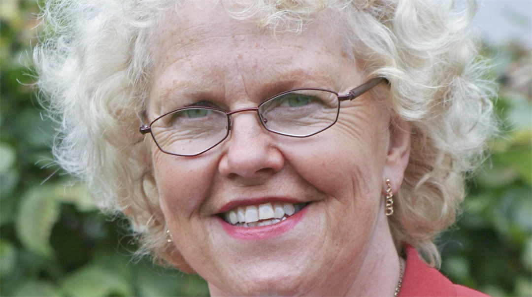 Leende kvinna utomhus.