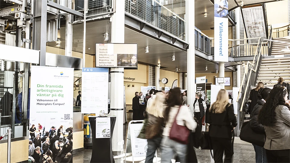 studenter i Ljushallen i Östersund och en roll-up med Mötesplats Campus
