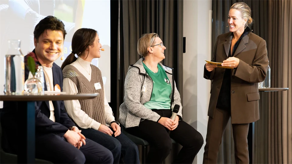 Paneldiskussion med deltagare och moderator