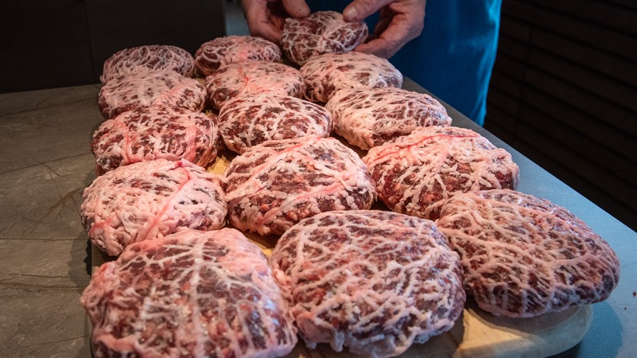 Gorpie, en traditionell samisk maträtt som består av kåtarökt och rimmad köttfärs, inlindad i liepsie.