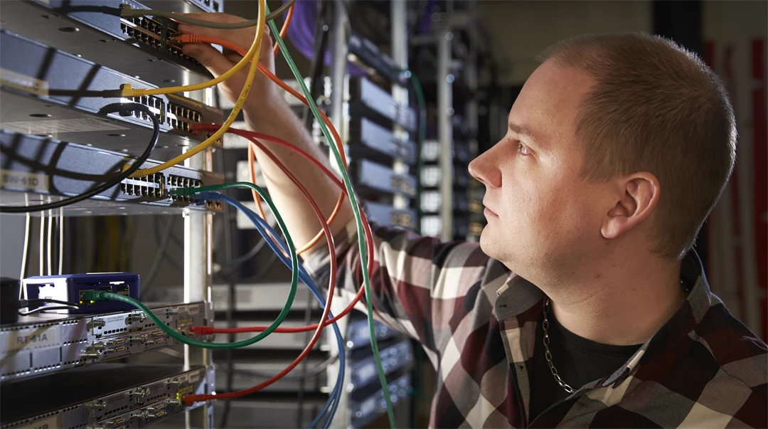 En man i ett serverrum.