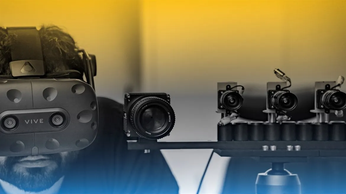 En man har vr-headset på sig och står bredvid en uppsättning med små kameror.