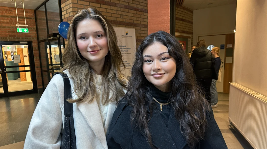 Två kvinnor poserar för en bild