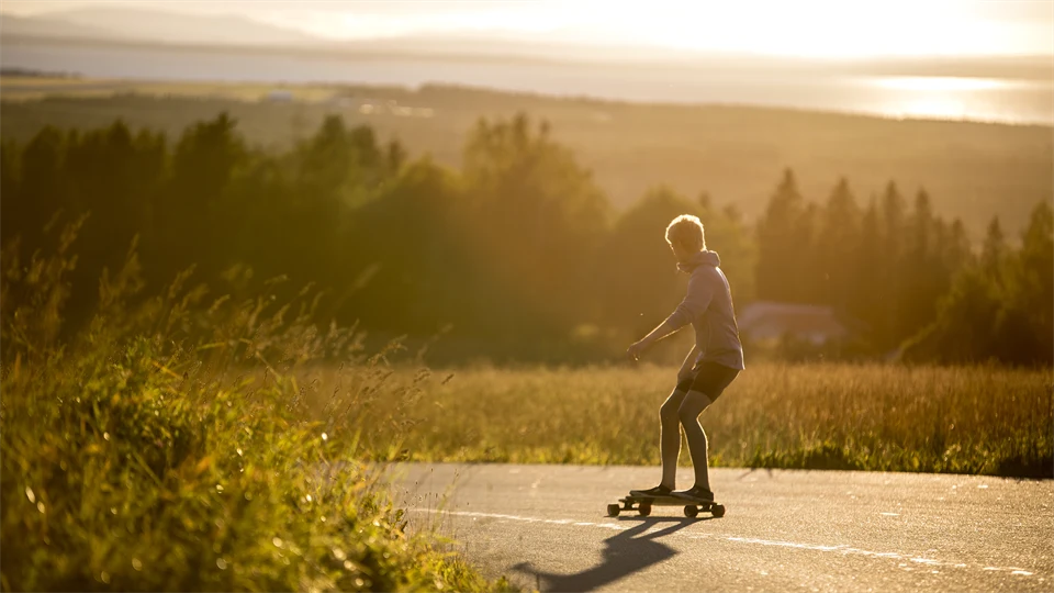 Kille som åker longboard