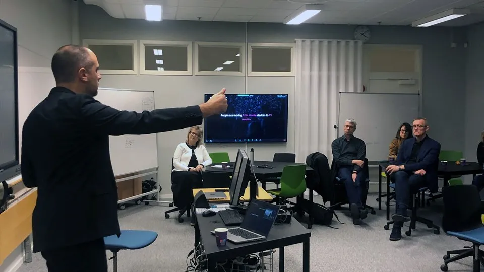 Jesper Johansson föreläser om trender inom mötesteknik vid slutseminariet för BID4e