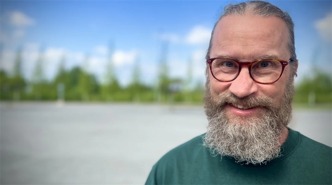 porträtt av en man med skägg