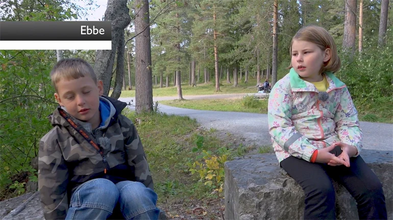 Film med forskarstuderande Kristin som träffar barnen Ebbe och Ebba för ForskarFredag 2021