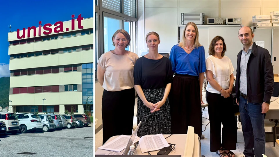 A house with the text UNISA.it and four women and one man smiles at the camera