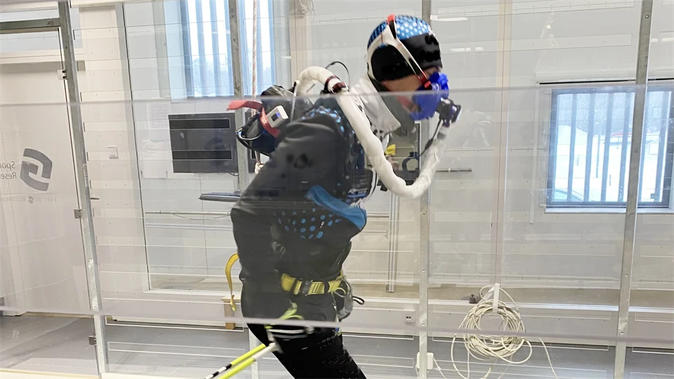  Man med mask åker rullskidor i ett labb.