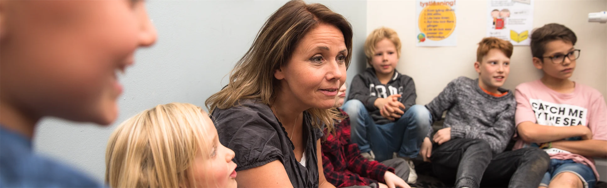 Lärare och barn har samling i skolan