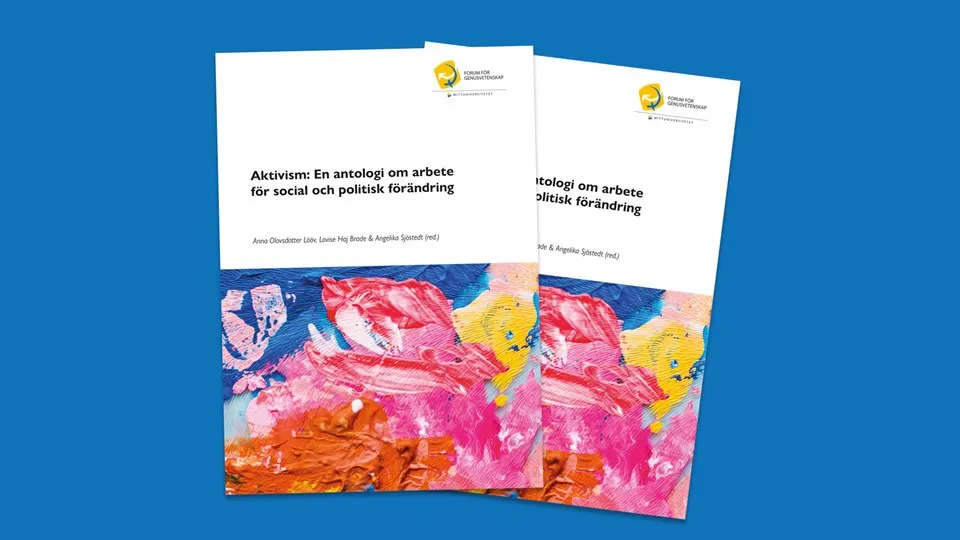 Två exemplar av boken Aktivism mot en blå bakgrund. Nedre halvan av omslaget består av en abstrakt målning i färgerna blått, gult, rosa och orange.