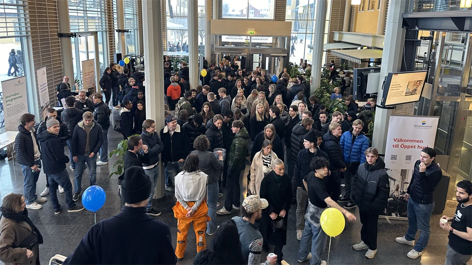 mycket folk i en lokal