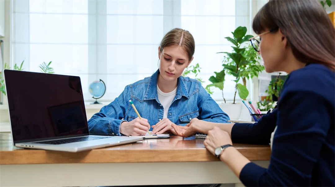 Ung kvinna talar med en mentor.