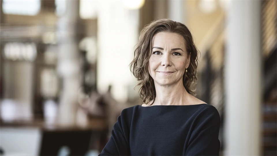 Porträtt av en kvinna, inomhus.