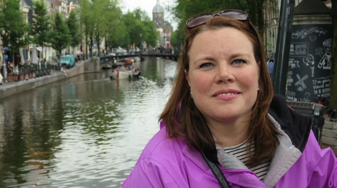 Linda Edfeldt framför en kanal