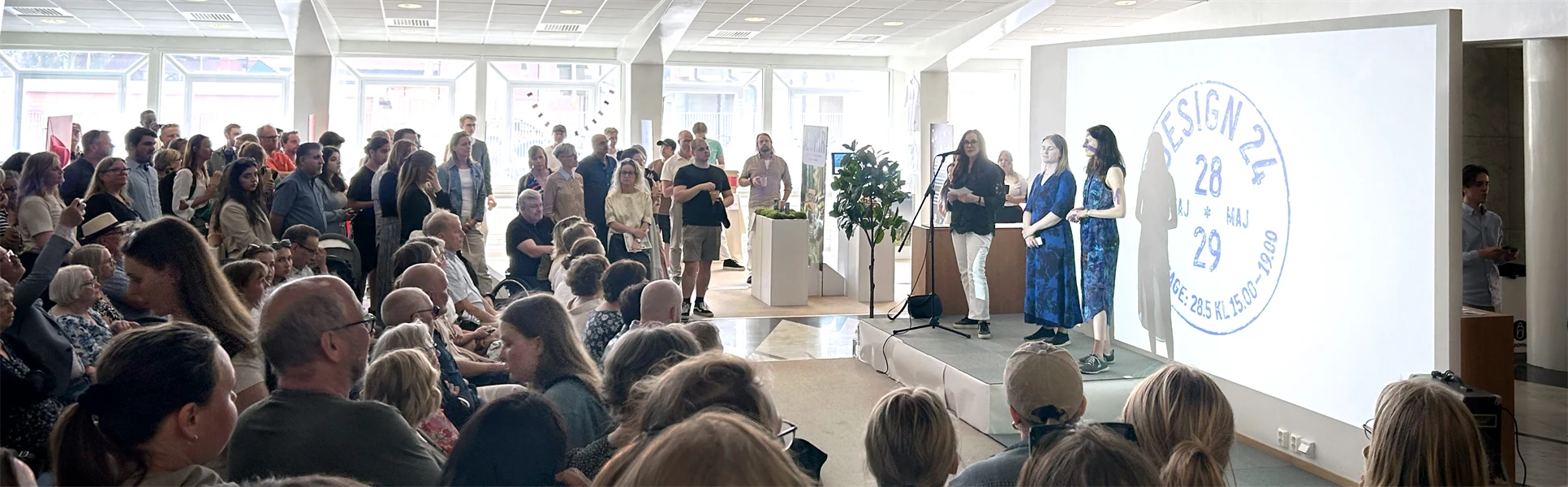 En folkmassa som deltar på ett designvernissage