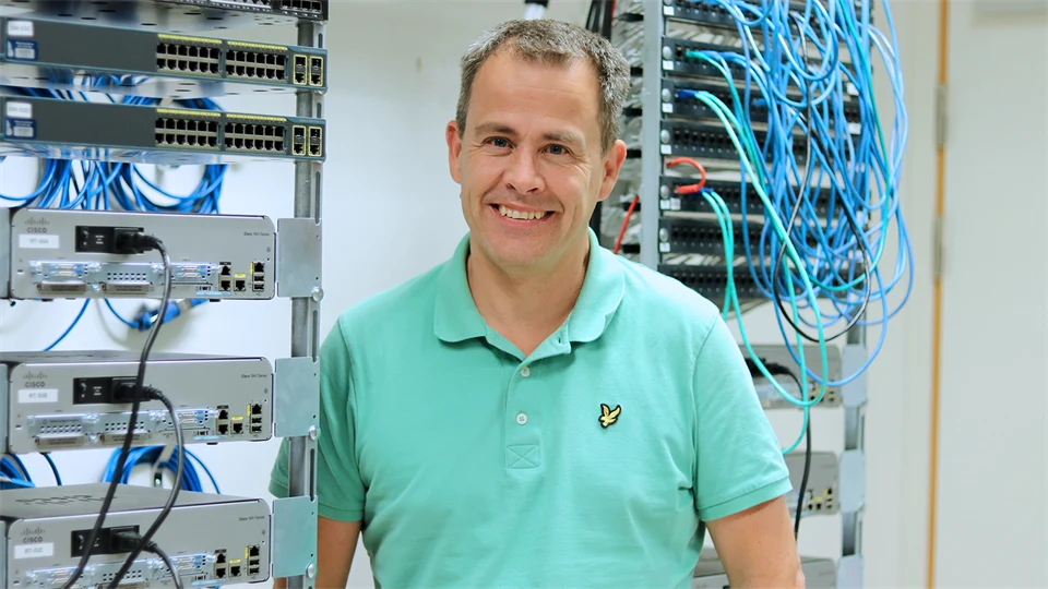 A man standing in av laboratory