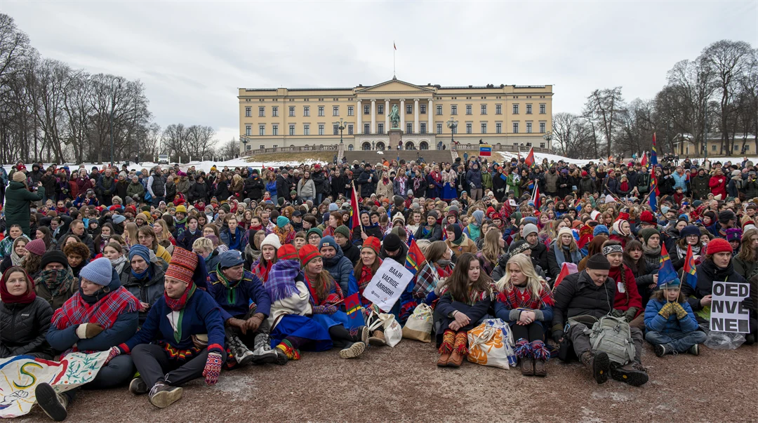 Samiska ungdomar och naturskyddsorganisationer protesterar mot